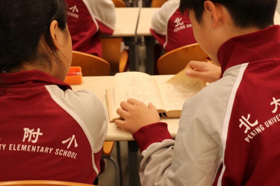3_附小同学翻看《汉语教科书》