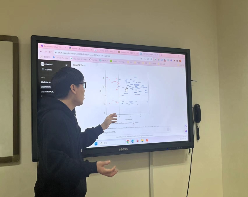 电脑前的男人和女人在电视前

中度可信度描述已自动生成